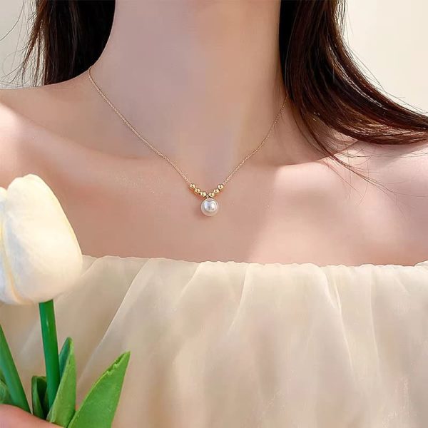 Elegant Pearl Pendant Clavicle Necklace for Women in Gold